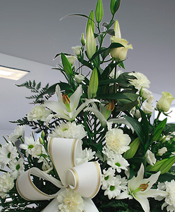 Centro funerario blanco a detalle